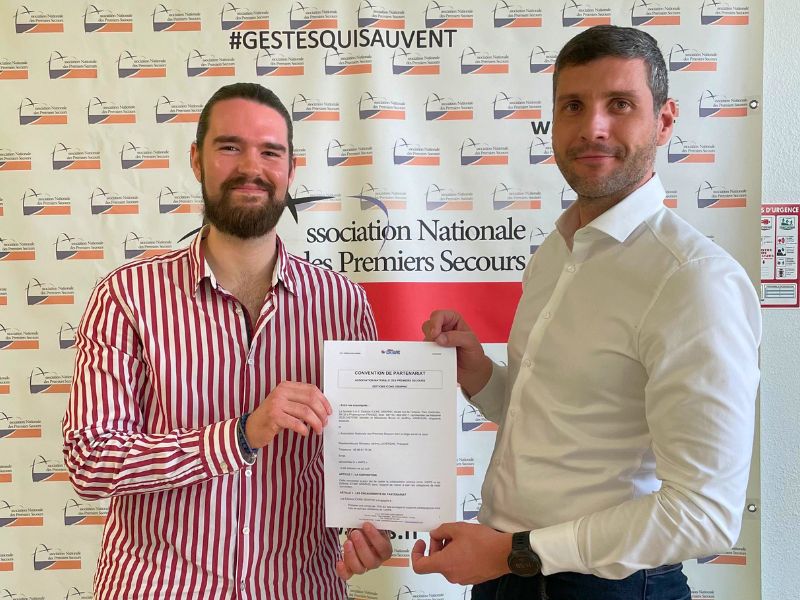 artenariat Editions Icone Graphic et Association nationale des premiers secours ANPS photo Jeoffrey Vanehuin et Jérémy Lavergne Président de lANPS